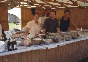 Alle Salate sind gerichtet, jetzt können die hungrigen Badegäste kommen!