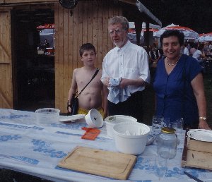 Hinter der Hütte wird alles vorbereitet