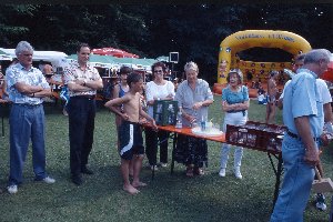 Statt Fassbier erhalten die Kinder und Jugendlichen 'Schöllbronner Badewasser'