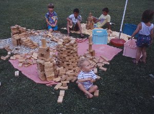 Tausend Holzbauklötze und viele baufreudige Kinder